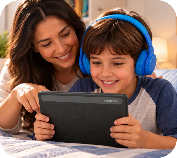Mãe e filho usando o Vision TAB 7 juntos